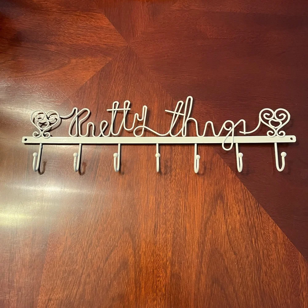 Pretty things wall hanging for accessories